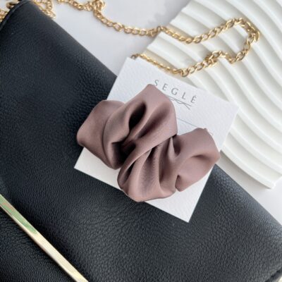 Mocha mousse spalvos plaukų segtukas įsegtas baltoje kortelėje