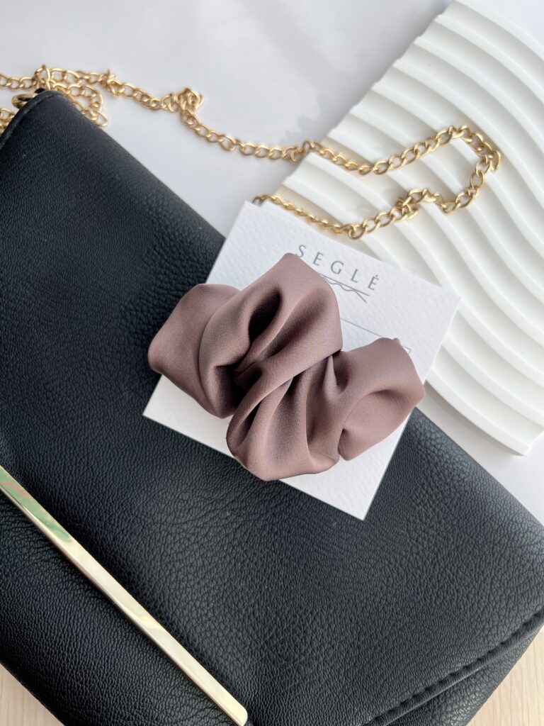 Mocha mousse spalvos plaukų segtukas įsegtas baltoje kortelėje