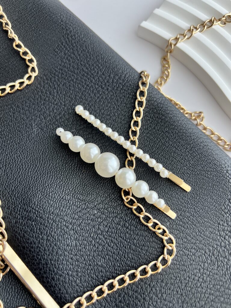 Metaliniai aukso spalvos plaukų segtukai dekoruoti netikrais perlais