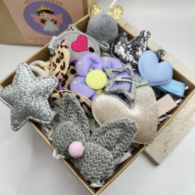 Pilna dėžutė spalvingų plaukų aksesuarų mergaitėms