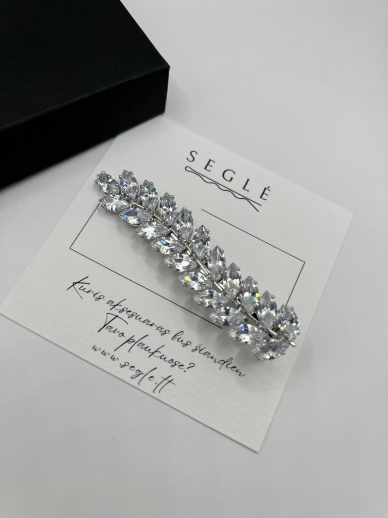 Prabangus metalinis sidabro spalvos plaukų segtukas dekoruotas švytinčiais cirkoniais. Segtukas šakelės formos