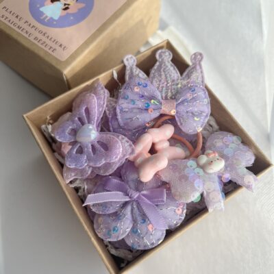 Purpurinių spalvų plaukų segtukų rinkinys mergaitėms. Segtukai rudoje dėžutėje