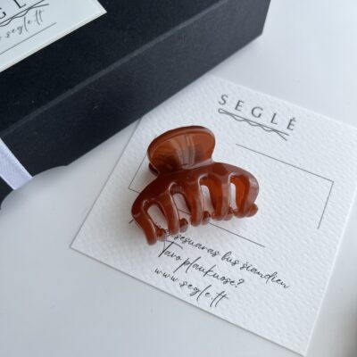 Rudos spalvos nedidelis plaukų segtukas