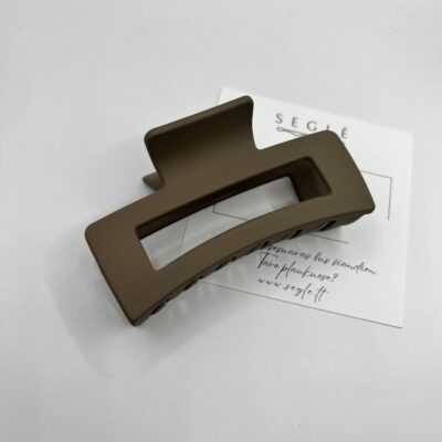 rudos spalvos plaukų segtukas žnyplės pagamintas iš matinio plastiko