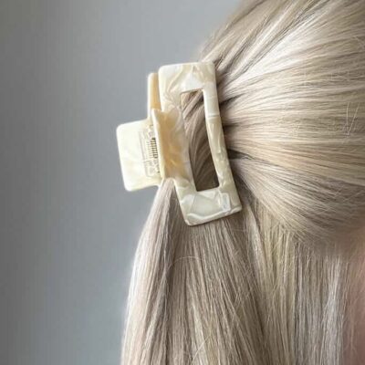 Susegta dalis plaukų su plaukų segtuku žnyplėmis