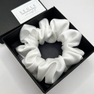 Baltos spalvos šilkinė plaukų gumytė juodoje dėžutėje