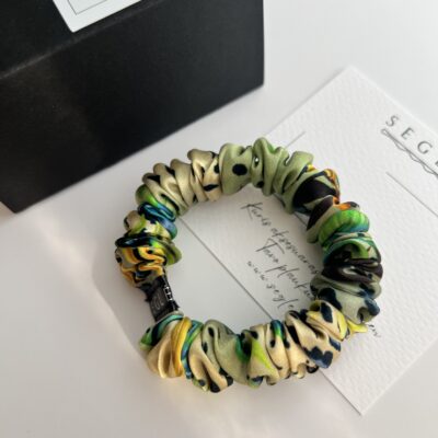 Marga, siaura natūralaus šilko plaukų gumytė