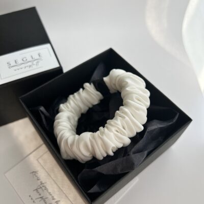 Balta siaura šilkinė plaukų gumytė juodoje dėžutėje