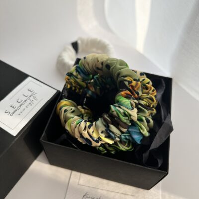 Dvi margos šilkinės plaukų gumytės juodoje dėžutėje