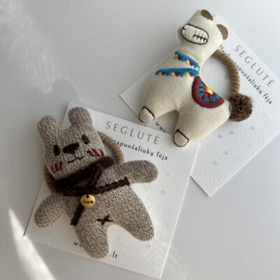 Dvi plaukų gumytės mergaitėms. Viena plaukų gumytė su balta alpaka, o kita su rudu meškučiu