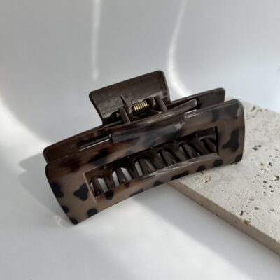 Didelis leopardiniais raštais dekoruotas plastikinis plaukų segtukas žnyplės