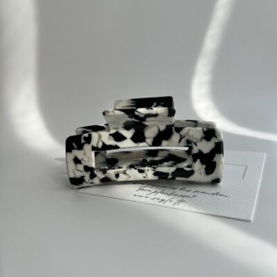 Pailgas, kvadratiniais kampais plaukų segtukas - žnyplės. Segtukas baltų ir juodų spalvų