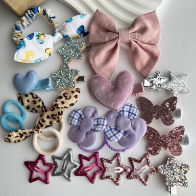 Spalvingi plaukų segtukai ir gumytės mergaitėms baltame fone