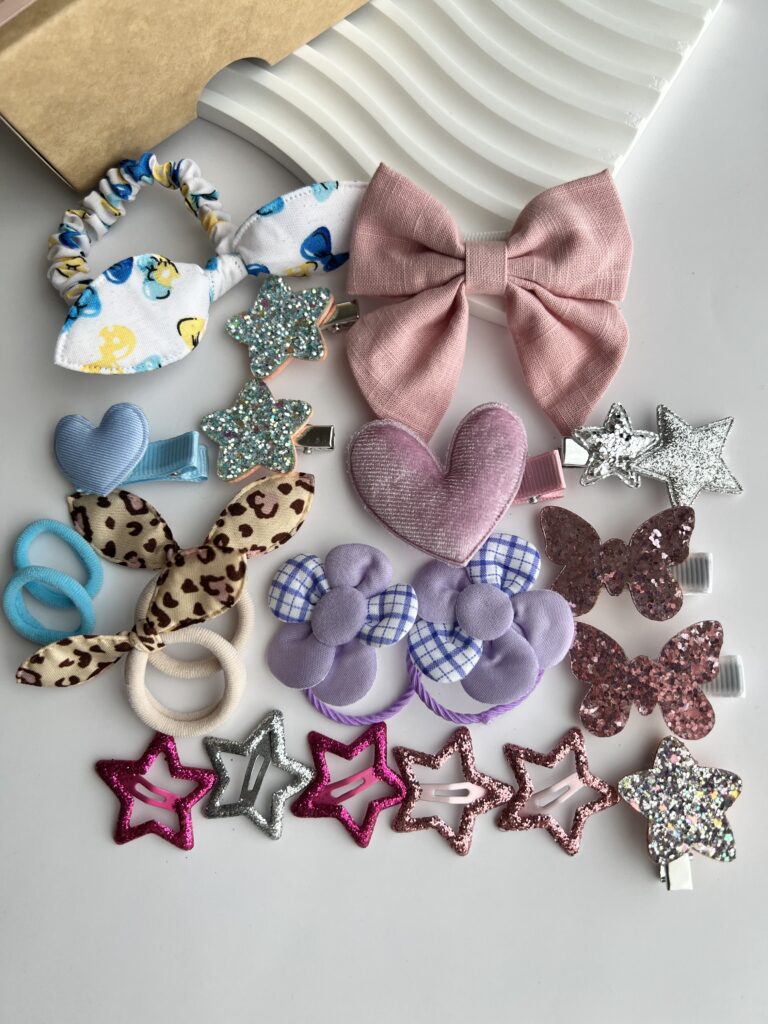 Spalvingi plaukų segtukai ir gumytės mergaitėms baltame fone