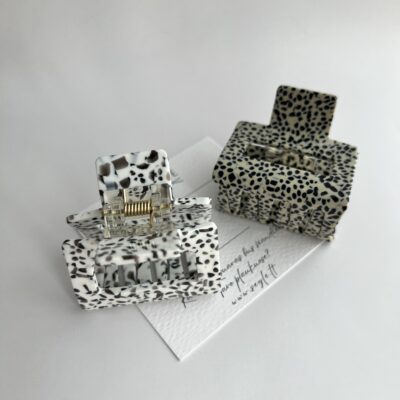 Kvadratinės formos plaukų segtukai su juodais taškeliais. segtukai baltame fone