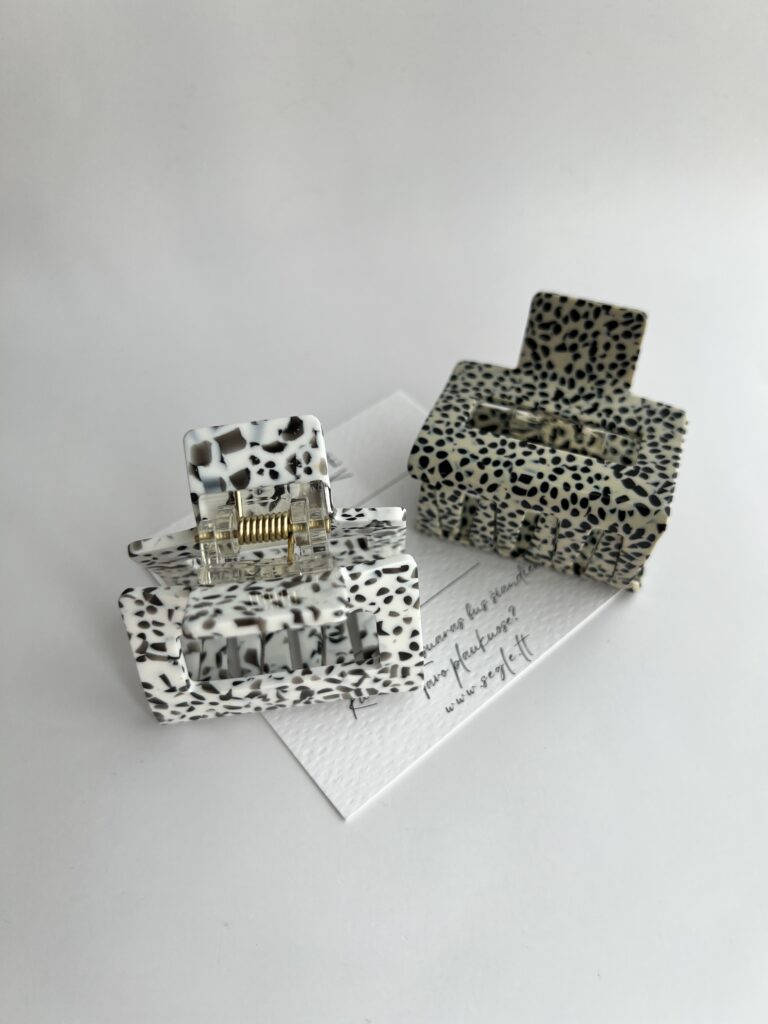 Kvadratinės formos plaukų segtukai su juodais taškeliais. segtukai baltame fone