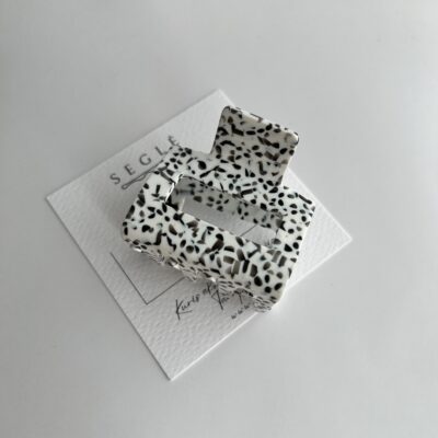 Baltos spalvos su juodais taškeliais plaukų segtukas žnyplės