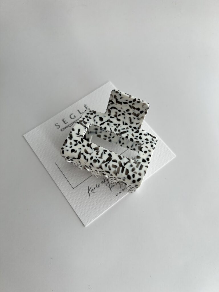 Baltos spalvos su juodais taškeliais plaukų segtukas žnyplės