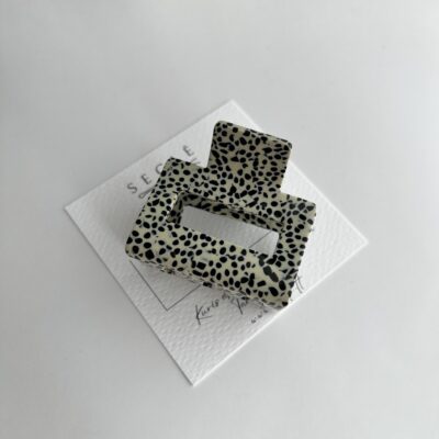 Kreminės spalvos su juodais taškeliais plaukų segtukas žnyplės