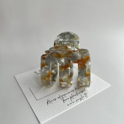 Pilkų marmurinių spalvų plaukų segtukas žnyplės