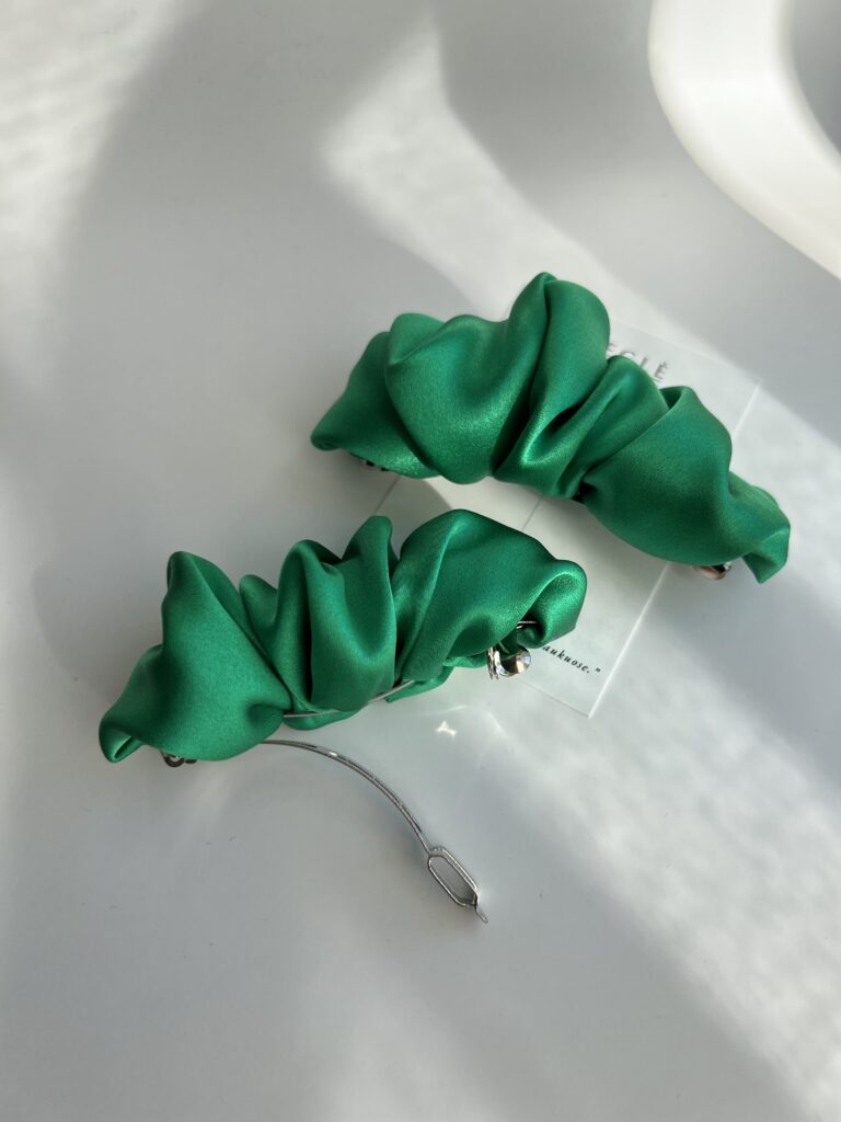 Ryškios žalios spalvos šilkiniai plaukų segtukai - Image 2