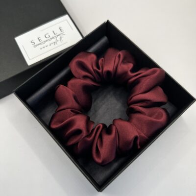 Natūralaus šilko bordo spalvos vidutinio dydžio plaukų gumytė juodoje dėžutėje