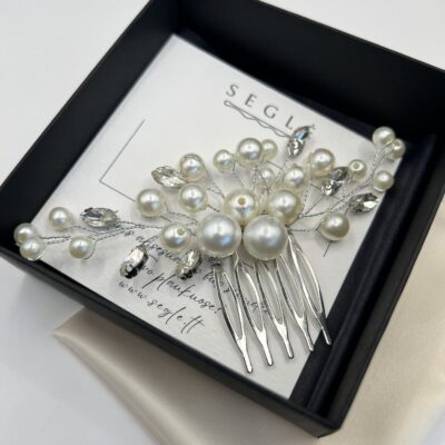 metalinė plaukų sagė nuotakoms dekoruota dirbtiniais perlais ir blizgančiais akmenukais. Sagė juodoje dėžutėje