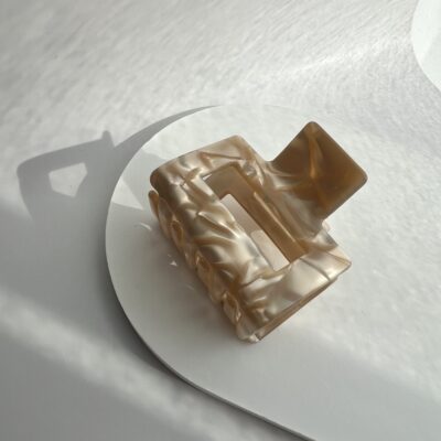 Šviesios karamelinės spalvos kvadratinis plaukų segtukas žnyplės