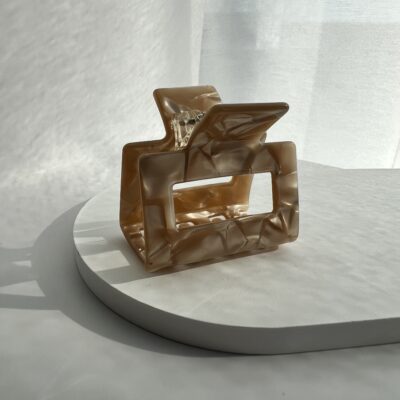 Šviesios karamelinės spalvos kvadratinis plaukų segtukas žnyplės