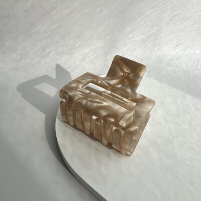 Šviesios karamelinės spalvos kvadratinės formos plaukų segtukas žnyplės