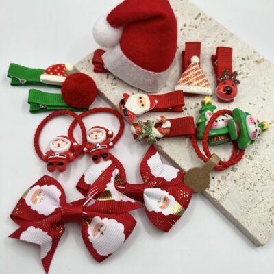 Kalėdiniai plaukų segtukai ir gumytės mergaitėms baltame fone
