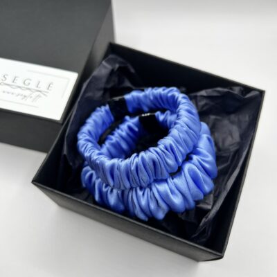 Dvi nedidelės šviesiai mėlynos spalvos šilkinės plaukų gumytės juodoje dėžutėje