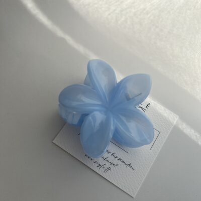 Gėlės formos mėlynos spalvos plaukų segtukas žnyplės