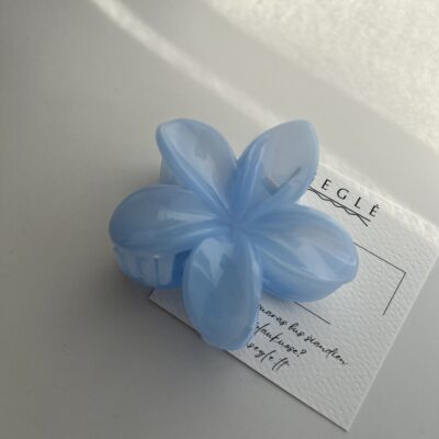 Gėlės formos šviesios mėlynos spalvos plaukų segtukas žnyplės