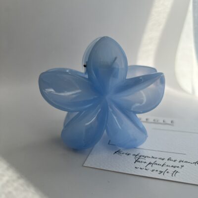 Gėlės formos mėlynos spalvos plaukų segtukas žnyplės