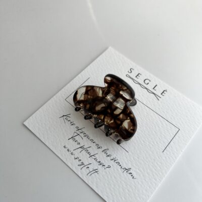 nedidelis plaukų segtukas žnyplės skaidrios šviesios spalvos su rudų burbulų ornamentais