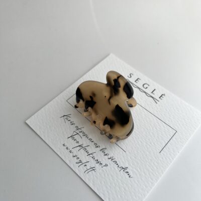 Nedidelis plaukų segtukas žnyplės migdolinės spalvos su juodomis dėmelėmis