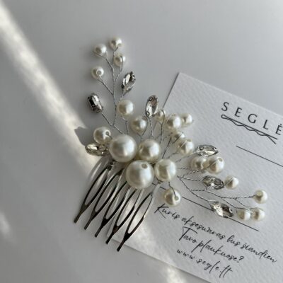 Metalinė sidabro spalvos plaukų sagė dekoruota dirbtiniais perlais. Sagė skirta vestuvinėms nuotakų šukuosenoms