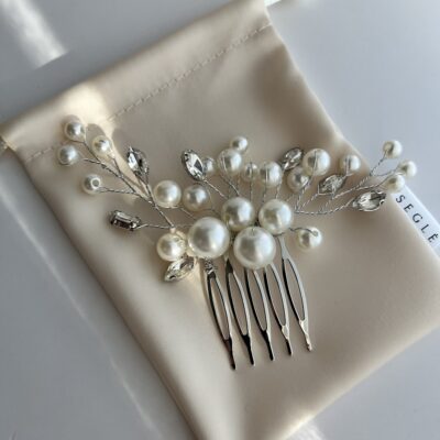 Metalinė sidabro spalvos sagė plaukams dekoruota dirbtiniais perlais