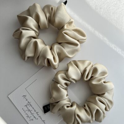 Dviejų dydžių šilkinės plaukų gumytės. Gumytės šviesios aukso spalvos