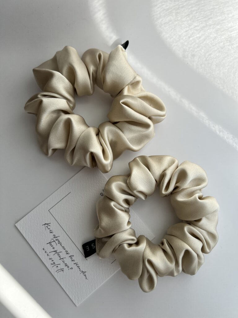 Dviejų dydžių šilkinės plaukų gumytės. Gumytės šviesios aukso spalvos