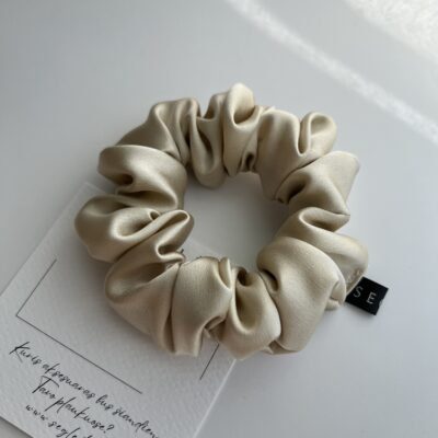 Šampaninės spalvos šilkinė plaukų gumytė