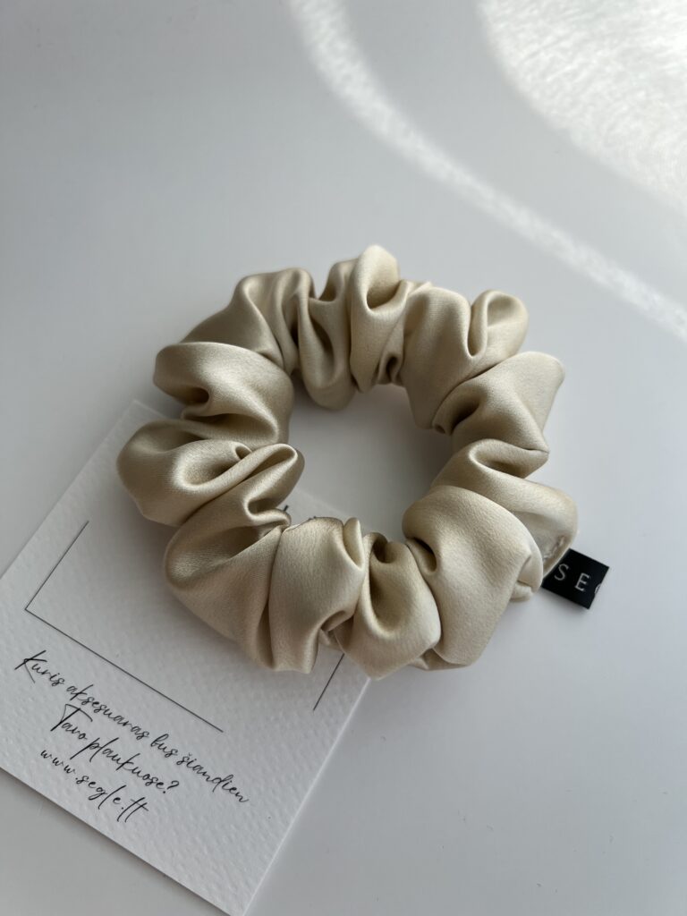 Šampaninės spalvos šilkinė plaukų gumytė