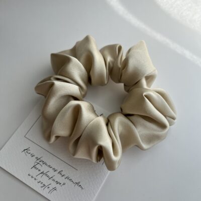 Šampaninės spalvos šilkinė plaukų gumytė