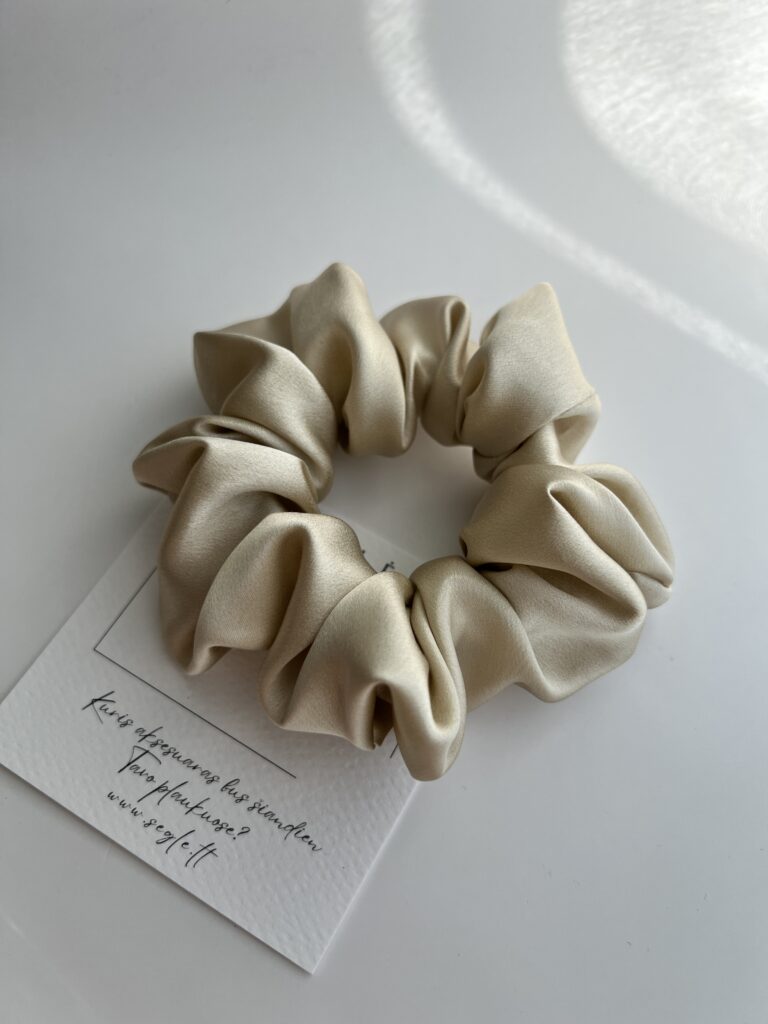 Šampaninės spalvos šilkinė plaukų gumytė