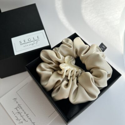 Plaukų aksesuarų rinkinys: šilkinė šampaninės spalvos šilkinė plaukų gumytė ir nedidelis šviesios spalvos plaukų segtukas