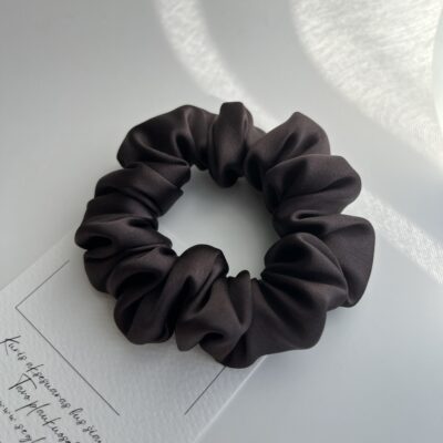 Natūralaus šilko plaukų gumytė juodojo šokolado spalvos. Gumytė baltame fone