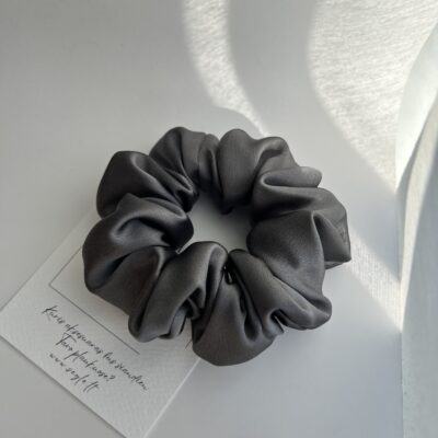 Natūralaus šilko klasikinės pilkos spalvos plaukų gumytė baltame fone