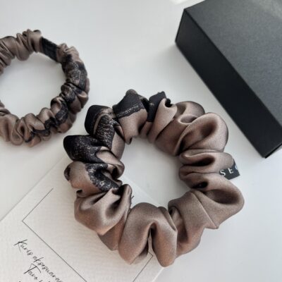 Natūralaus šilko smėlio spalvos su juodais ornamentos plaukų gumytės