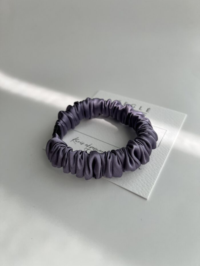 Siaura šilkinė plaukų gumytė. Gumytė šviesios violetinės spalvos su pilku atspalviu